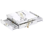 Table basse carrée blanche avec 4 tiroirs, plateau en faux marbre, piètement tréteau doré