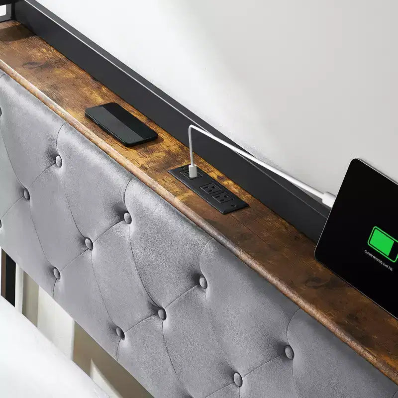 Lit plateforme tapissé de velours gris avec tiroirs de rangement et étagère de tête de lit – Grand lit/Très grand lit